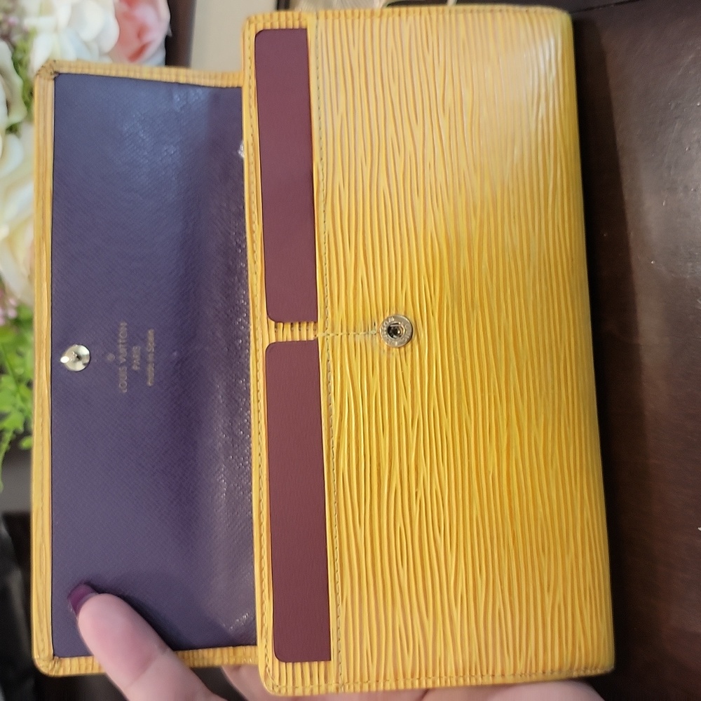 Authentic Louis Vuitton Epi Sarah Wallet - Picture 2 of 10